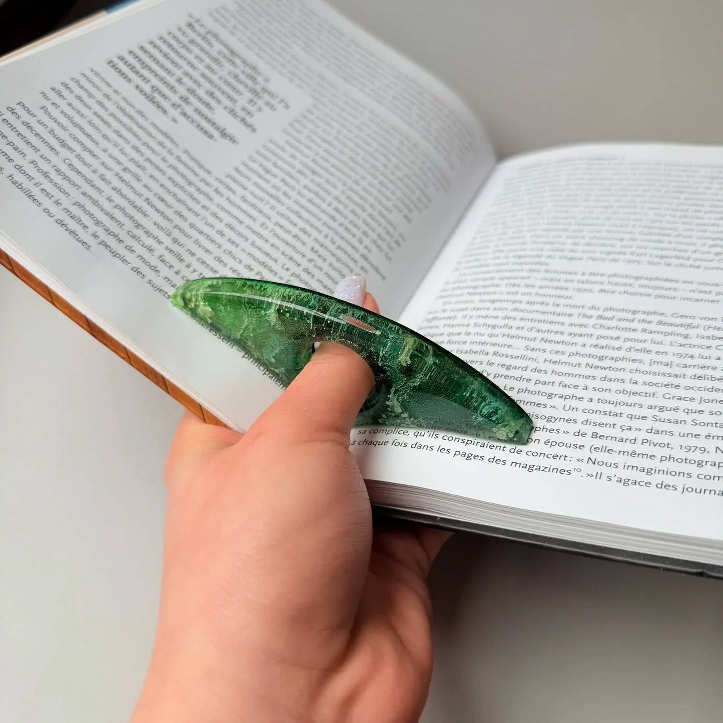 Green Resin Page Holder – Alcohol Ink Design + Gift Pouch